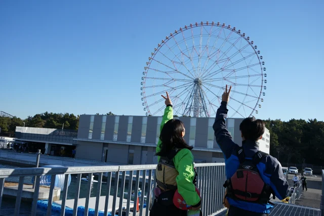 カメラを向けるとすぐにポーズ撮ってくれるスタッフ達✌

綺麗な青空の前で良いショットをいただきました📷✨

#カヌースラロームセンター 
#カヌー 
#カヤック 
#ラフティング 
#葛西臨海公園 
#葛西 
#青空