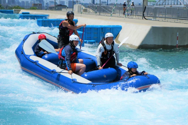 💦【ラフティングツアー予約開始！！】💦

都会の激流コースへ仲間と一緒に挑戦！
スリルと爽快感MAX！
ラフティングツアーの予約を開始しました！

🎉2025年度のツアーもGWから🎉
4月29日（火・祝）からラフティングツアーを開始します👏

東京2020大会が行われた日本初の人工コース！
仲間達と協力してボートを漕ぎ、
水しぶきを全身に浴びながら、
激流を下るスリルと爽快感を体感してみませんか？

東京駅から約30分という好アクセスと都会のビル群が見える絶好のロケーションはカヌー・スラロームセンターならではのアクティビティです！

大人気のBBQセットプランもありますので、ラフティングツアーが終わったあとはみんなでBBQでお腹いっぱいになりましょう♪

■ラフティングツアー
参加費：お1人7,000円
オプション：手ぶらBBQプラン 3,800円
参加対象：小学校1年生以上
所要時間：約2時間（着替え含）
開催日程：
GW期間→4/29,5/3~5/6
GW期間以降は後日予約を開始いたします。

■予約はプロフィール（@canoe_tokyo）に予約サイトから！

皆様のご参加をお待ちしております！！

#カヌースラロームセンター
#カヌー
#ラフティング
#ラフティングツアー 
#ゴールデンウィーク
#思い出 
#アクティビティ 
#葛西
#葛西臨海公園 
#都内
