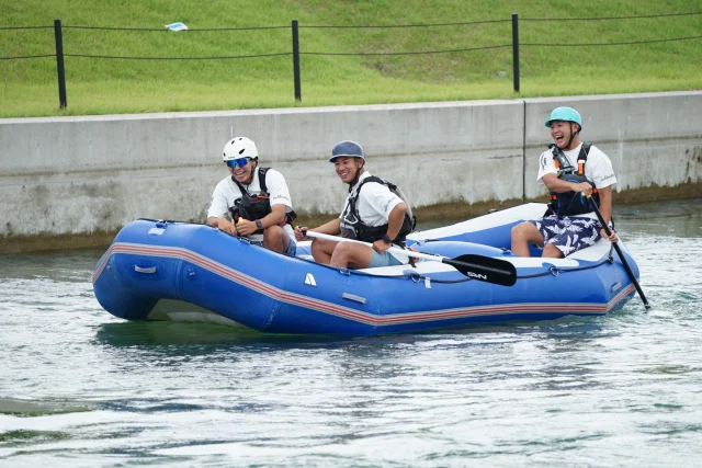 【ガイドトレーニング！！】

ガイド達同士でお客様役になり、
それぞれ技術を磨くトレーニングの時間📷

参加されるお客様が楽しんでいただけるよう、ガイド達も頑張っています🔥

7月・8月のラフティングツアーはまだまだ予約受付中です！

夏休みやお盆休みはカヌー・スラロームセンターでラフティングを楽しもう☀

#カヌースラロームセンター
#ラフティング
#カヌー
#夏休み
#お盆休み 
#葛西 
#葛西臨海公園 
#びしょ濡れ