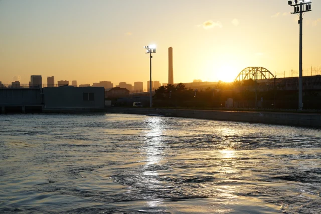 夕陽に照らされるフィニッシュプール。

水面に映る光が、幻想的な空間を創り出しています。

夕陽が線路に溶け込むように沈んでいく様子は、特別な瞬間です。

#カヌースラロームセンター
#カヤック
#カヌー
#ラフティング
#夕焼け 
#夕焼け空 
#サンセット 
#葛西
#江戸川区
#東京
#葛西臨海公園
#sunset 
#rafting