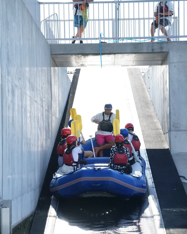 【気分はまるでジェットコースター！？】

カヌー・スラロームセンターでは、
ボートに乗ったままの「ベルトコンベア移動」も魅力のひとつです！

上がるにつれて、
激流コースの水の激しい音がどんどん聴こえてくる…👂
そして目の前に広がるのは都会のビル群達！
自然のラフティングツアーにはない、特別な光景です！

ラフティングツアーでは激流コースを周回する度にベルトコンベアへ乗り込みます！
慣れてきたらガイドや参加者同士でお話ししましょう✨

夏休み期間や9月はまだまだラフティングツアーは予約受付中です！

ご予約はプロフィール（ @canoe_tokyo )の予約サイトから！

#カヌースラロームセンター
#ラフティング
#ラフティングツアー 
#カヌー
#カヤック
#葛西臨海公園
#葛西
#東京
#夏休み
#アクティビティ 
#familly 
#summers 
#summerfun