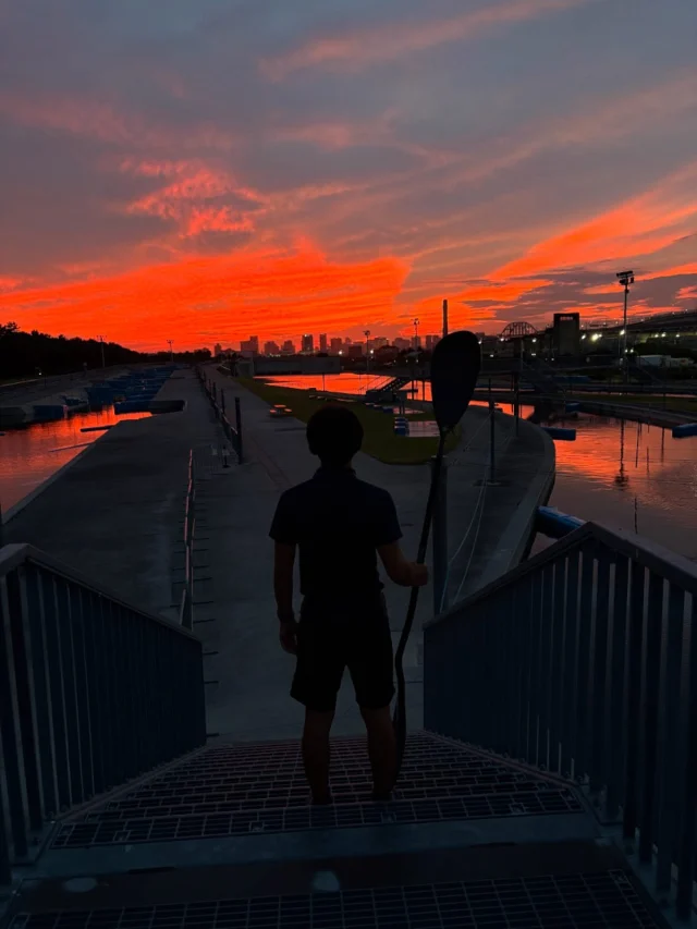 燃えるような夕陽を見ることができました。
この時間にしか見れない、特別な風景です。

#カヌースラロームセンター 
#カヤック 
#カヌー 
#ラフティング
#夕陽 
#sunset 
#江戸川区 
#葛西