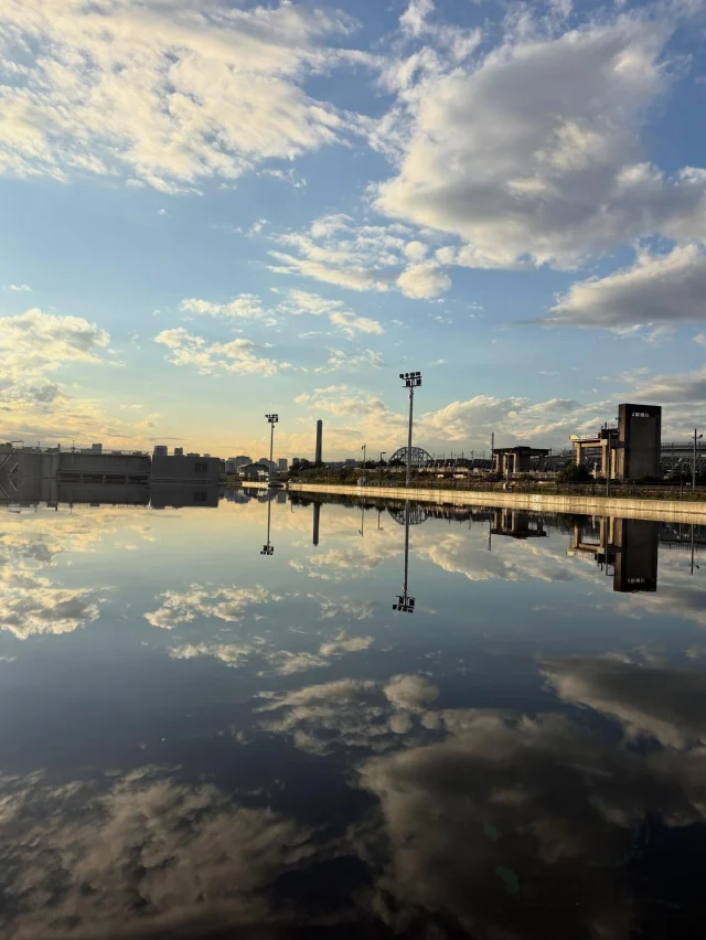 空や雲が鏡のように映るフィニッシュプールの1枚。
青空が綺麗な1日でした。
#カヌースラロームセンター
#空
#青空
#秋晴れ 
#江戸川区 
#葛西 
#カヤック 
#カヌー 
#kayak 
#canoe 
#japan