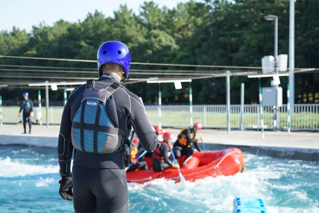 【東京消防庁救助課の訓練が行われました】

カヌー・スラロームセンターの人工コースを活用し、東京消防庁救助課による訓練が行われました。

訓練では、流された人の救助や泳法、ロープを使った救助など、さまざまな状況を想定した実践的な内容が実施されました。

ラフトボートを使った訓練では、隊員同士が声を掛け合い、息を合わせながら激流へ挑みます。
普段とは異なるメンバーで乗り込み、どんな方ともスムーズに連携できるよう工夫されていました。

また、訓練内容に応じて水流の強さを調整するなど、より現場に近い環境を再現し、どんな状況でも冷静に対応できる力を養っています。

私たちの安全を守ってくださり、心からありがとうございます！
そして、隊員の皆さま、訓練お疲れさまでした。

 

#東京消防庁 
#救助課　
#救助訓練 
#水難事故防止
#急流　
#河川　
#カヌースラロームセンター