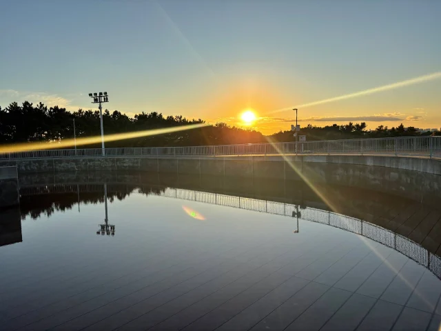 今日から一気に気温が下がり、冬本番がやってきました…！

冬になると空気が澄んで、
歩くと綺麗な夕陽や空が見えることが出来ます！

夕陽と反対側の空には、
白い月が浮かんでいました👀

周りに遮るものがないので、
空を綺麗に撮影することができますよ！📷✨

ぜひ一度お立ち寄りください！

#カヌースラロームセンター
#カヌー 
#カヤック
#ラフティング
#SUP
#江戸川
#葛西
#東京
#葛西臨海公園
#tokyo
#sunset
#canoe