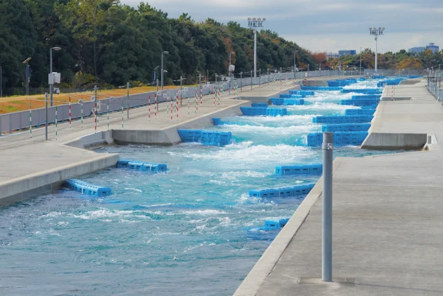 【12/19 競技コースレイアウト変更作業のお知らせ】

平素よりカヌー・スラロームセンターをご利用いただき、誠にありがとうございます。

下記の通り、競技コース内レイアウト変更作業を実施いたします。

【作業実施日】
2025年12月19日（金）　9:00～17:00

当日は競技コースを終日ご利用いただけませんので、あらかじめご了承くださいますようお願い申し上げます。
なお、ウォーミングアップコースおよびフィニッシュプールにつきましては、通常通りご利用いただけます。

【実施体制】
・ナショナルトレーニングセンター
・公益社団法人日本カヌー連盟
・株式会社協栄（カヌー・スラロームセンター指定管理者）

コース内レイアウト変更は利用者の利便性向上・競技力向上・安全性向上を目的とし、変更作業・検証を行うものです。

【変更作業に伴うご案内】
・12月20日以降、競技コースの水の流れが大きく変化する可能性がございます。
ご利用前にコースの状況をご確認くださいますようお願い申し上げます。
・変更に伴うコース稼働時間の前倒しは実施いたしませんので、併せてご承知おきください。
具体的なコース変更点など詳細については、別途受付窓口・ウェブサイトなどでお知らせいたします。

ご利用の皆様にはご不便をおかけいたしますが、何卒ご理解とご協力を賜りますようお願い申し上げます。

今後ともカヌー・スラロームセンターをご愛顧賜りますよう、重ねてお願い申し上げます。

#カヌースラロームセンター