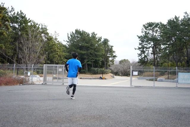 【ランニングステーションとしてご利用いただけます🏃】

葛西臨海公園のすぐ隣にあるカヌー・スラロームセンターは、
ランニングステーションとしてご利用いただけることをご存じでしょうか？👀

1回500円で鍵付きロッカーが完備している更衣室とシャワーがご利用可能で、バスタオルのレンタル（有料）も行っております！

事前予約・登録料・月会費など不要で気軽に利用することは可能です！

ランニングの後はシャワーですっきりしたあとラウンジで休憩していくこともできます👍

荷物を預けて手ぶらで走り出してみませんか？

■営業時間　9:00～17:00
営業時間内に更衣室やシャワー室をご利用いただけます。
※日をまたいでのご利用はできません。
※団体貸切などでご利用いただけない日があります。

■利用料金　1回500円（更衣室/鍵付きロッカーあり/シャワー室の利用料金が含まれます）
※シャワー室にシャンプーなどのアメニティはありませんのでお持ち込みください。
※ロッカー、シャワー室は他の方と譲り合ってご利用ください。

■レンタル品　タオル1回150円

#カヌースラロームセンター 
#ランニング 
#🏃 
#ランニングステーション 
#葛西 
#江戸川区 
#東京
#葛西臨海公園