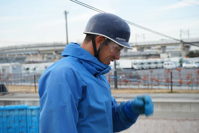 【寒さに負けず！清掃作業！】

コース内の清掃作業は、
普段ガイドやレスキューを担当するスタッフ達が頑張っています！

床や壁、オブスタクルについている汚れや藻を落とし、コースを綺麗にしてくれています！

トレーニングルームやカヌスラパークにお越しの際は、
ぜひコースの様子もテラスや共有スペースから見ていってください👀

#カヌースラロームセンター
#カヌー
#カヤック
#ラフティング
#江戸川区
#葛西
#葛西臨海公園 
#東京
#清掃作業