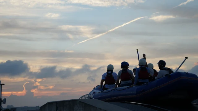 【ナイトラフティングツアーの1枚】

2025年の写真を整理していたら
ベルトコンベアの頂点から綺麗な飛行機雲が映る写真を見つけました。

ナイトラフティングツアーだからこその特別な景色です。

2026年も開催を予定しております。
ご予約開始の際にはInstagramやHPなどでお知らせいたしますので、
皆様しばしお待ちください。

#カヌースラロームセンター
#ラフティング
#ラフト
#ナイトラフティング
#葛西
#江戸川区
#東京
#rafting
#raft
#tokyo